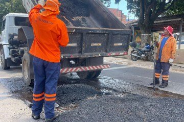Equipes da Novacap e do Serviço de Limpeza Urbana (SLU), em um mutirão concentrado no bairro do P.sul, um dos locais mais impactados. - (crédito: Davi Cruz/CB/DA Press) Equipes da Novacap e do Serviço de Limpeza Urbana (SLU), em um mutirão concentrado no bairro do P.sul, um dos locais mais impactados. - (crédito: Davi Cruz/CB/DA Press)