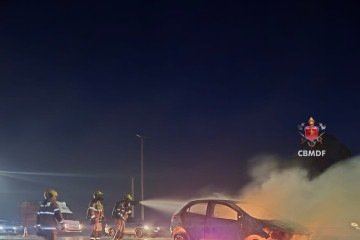 Bombeiros realizando controle das chamas -  (crédito: Divulga&ccedil;&atilde;o/CBMDF)