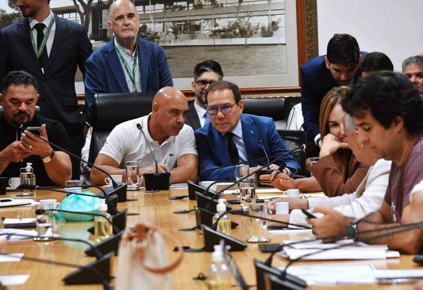 Presidente do BRB, Nelson de Souza, discute situação do banco com deputados distritais. Meta é aprovar PL que destina bens públicos como garantia para salvar o BRB  -  (crédito: ED ALVES)