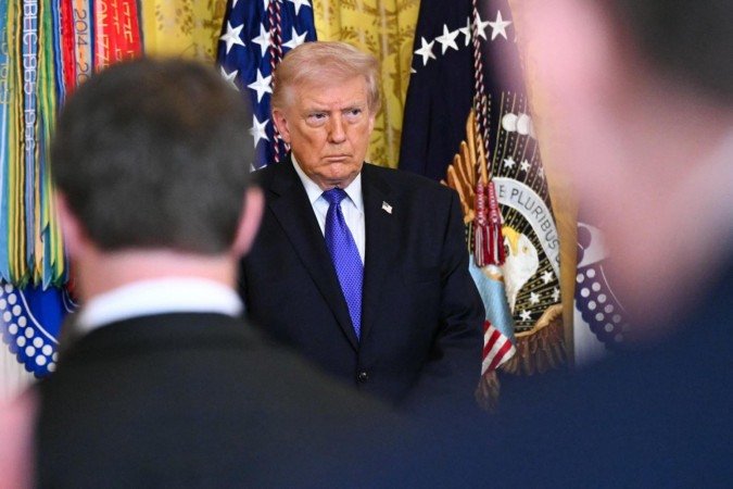 Trump durante uma cerimônia da Medalha de Honra no Salão Leste da Casa Branca em 2 de março de 2026, em Washington, DC. -  (crédito: SAUL LOEB / AFP)