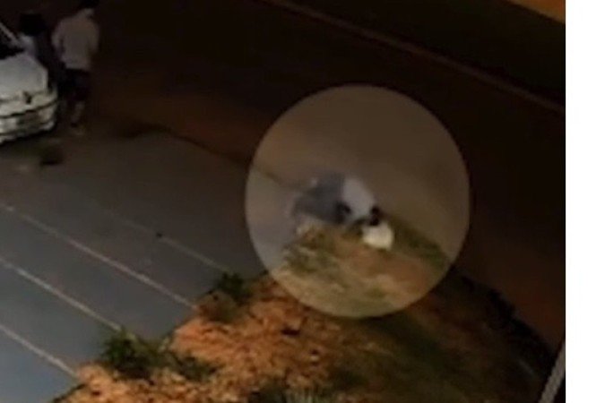 Mulher foi socorrida por populares - (crédito: Material cedido ao Correio) Mulher foi socorrida por populares - (crédito: Material cedido ao Correio)