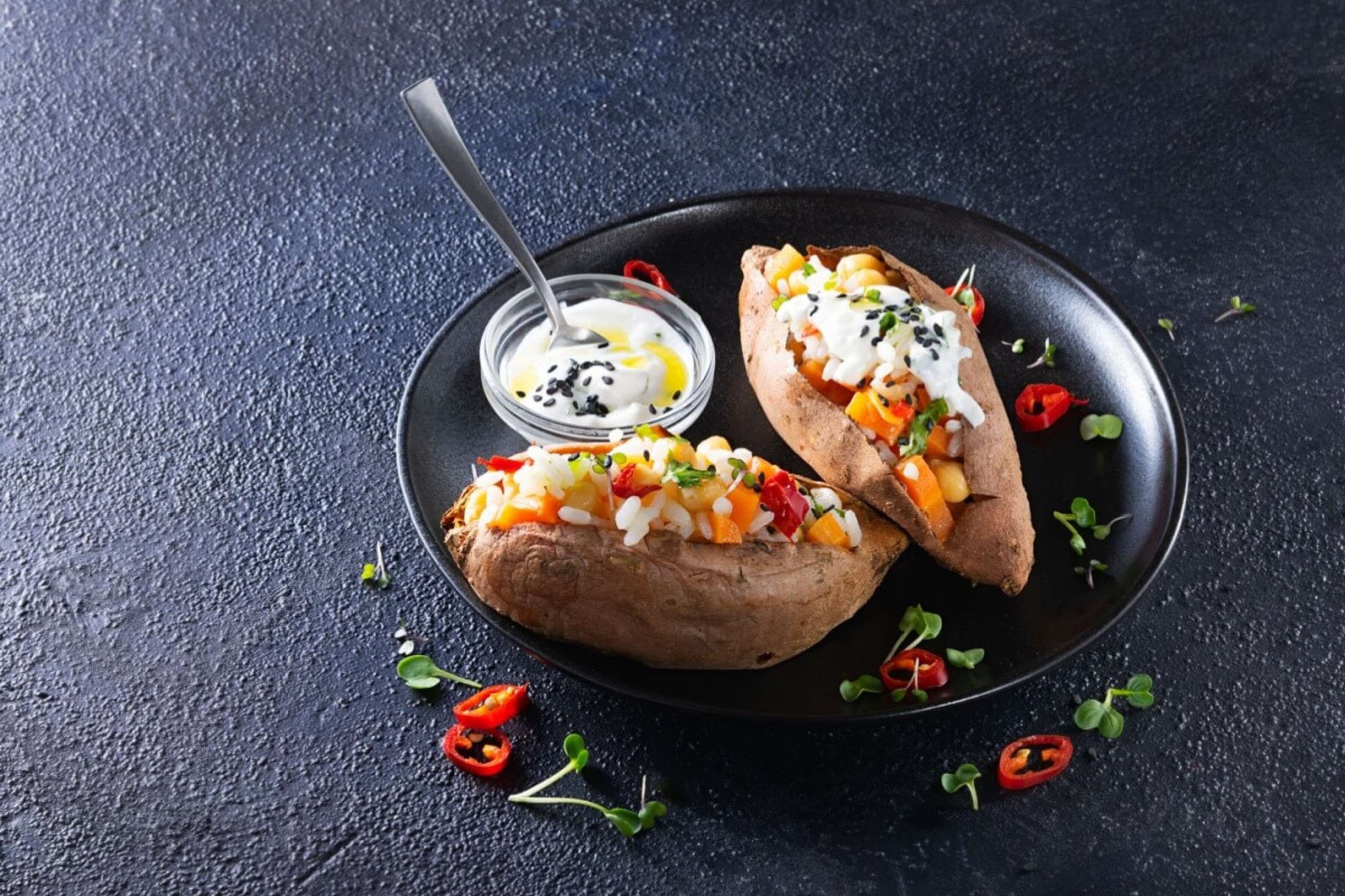 Batata-doce recheada com vegetais (Imagem: Mila Bond | Shutterstock) - (crédito: EdiCase) Batata-doce recheada com vegetais (Imagem: Mila Bond | Shutterstock) - (crédito: EdiCase)