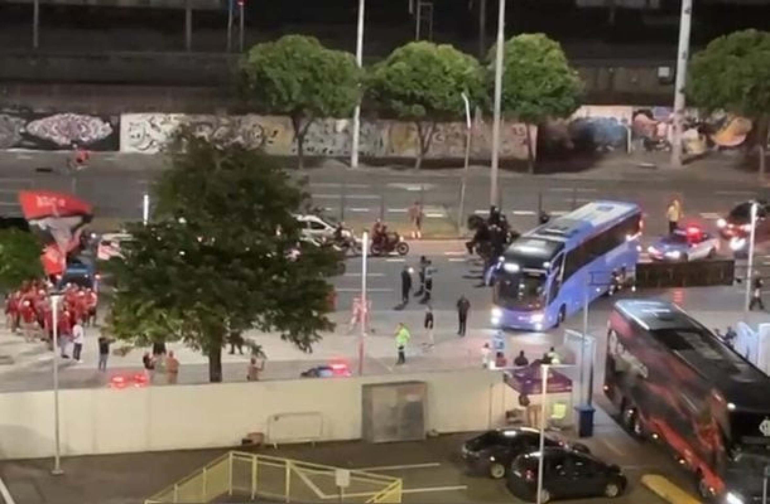 Torcedores do Flamengo recebem ônibus aos protestos - (crédito: Foto: Reprodução) Torcedores do Flamengo recebem ônibus aos protestos - (crédito: Foto: Reprodução)
