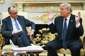 Friedrich Merz é recebido por Donald Trump no Salão Oval, e diz estar 'na mesma página' que Washington em relação ao ataque contra o Irã -  (crédito: Andrew Caballero-Reynolds/AFP)