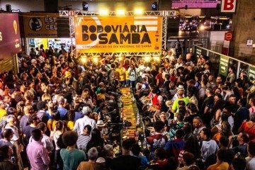 Sambistas ocupam o Terminal Rodoviário do Setor O, em Ceilândia, durante a edição especial da Rodoviária do Samba dedicada às mulheres -  (crédito: Divulgação/@rodoviariadosamba)
