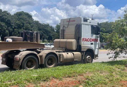 O motorista da carreta envolvida no grave acidente que matou pai e filha na manhã de terça-feira (3/3), na Epia, contou como foram os instantes que antecederam a tragédia. -  (crédito: Davi Cruz/CB) -O motorista da carreta envolvida no grave acidente que matou pai e filha na manhã de terça-feira (3/3), na Epia, contou como foram os instantes que antecederam a tragédia. -  (crédito: Davi Cruz/CB)
