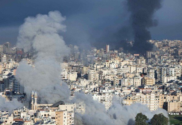 Colunas de fumaça se elevam dos locais dos ataques aéreos israelenses nos subúrbios do sul de Beirute em 3 de março de 2026       -  (crédito: IBRAHIM AMRO / AFP)