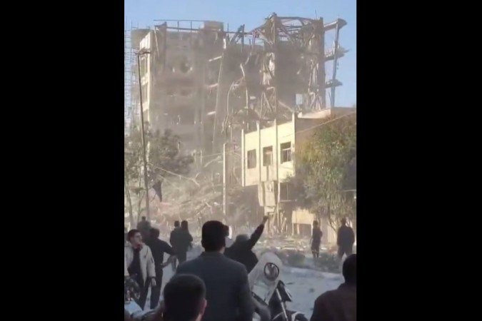 Vídeos divulgados nas redes sociais mostram que o prédio da Assembleia de Peritos, em Qom, foi completamente destruído - (crédito: Reprodução/X/@NiohBerg) Vídeos divulgados nas redes sociais mostram que o prédio da Assembleia de Peritos, em Qom, foi completamente destruído - (crédito: Reprodução/X/@NiohBerg)