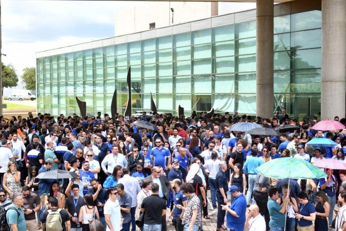 Manifesta&ccedil;&atilde;o de servidores do BRB em frente &agrave; CLDF -  (crédito:  Ed Alves/CB/DA Press)