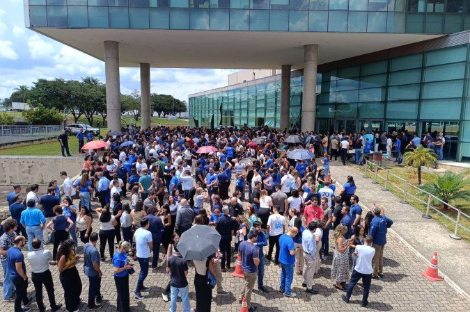 Servidores do BRB se concentram em frente à CLDF para manifestação em prol do PL do BRB - (crédito: Ana Carolina Alves/CB) Servidores do BRB se concentram em frente à CLDF para manifestação em prol do PL do BRB - (crédito: Ana Carolina Alves/CB)