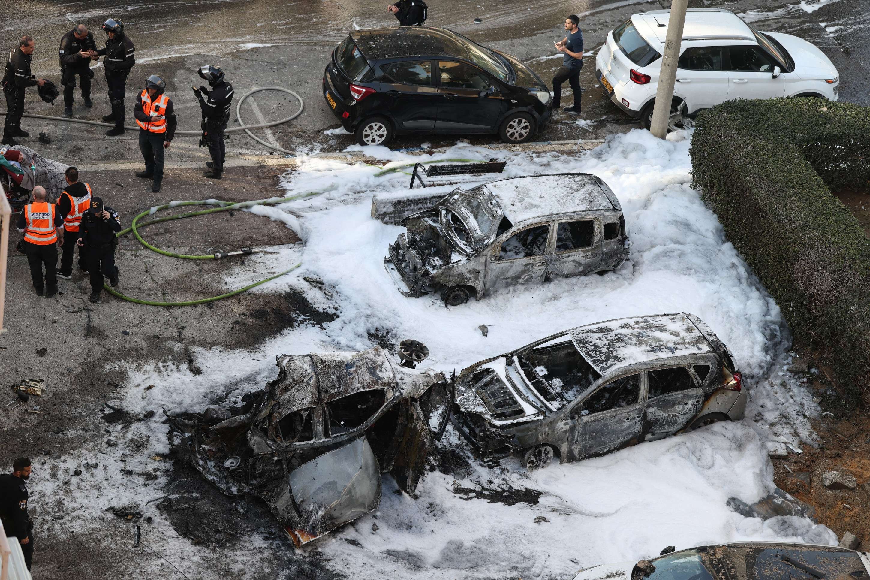 Carca&ccedil;as de carros atingidos por m&iacute;ssil em Ramat Gan, sub&uacute;rbio de Tel Aviv 