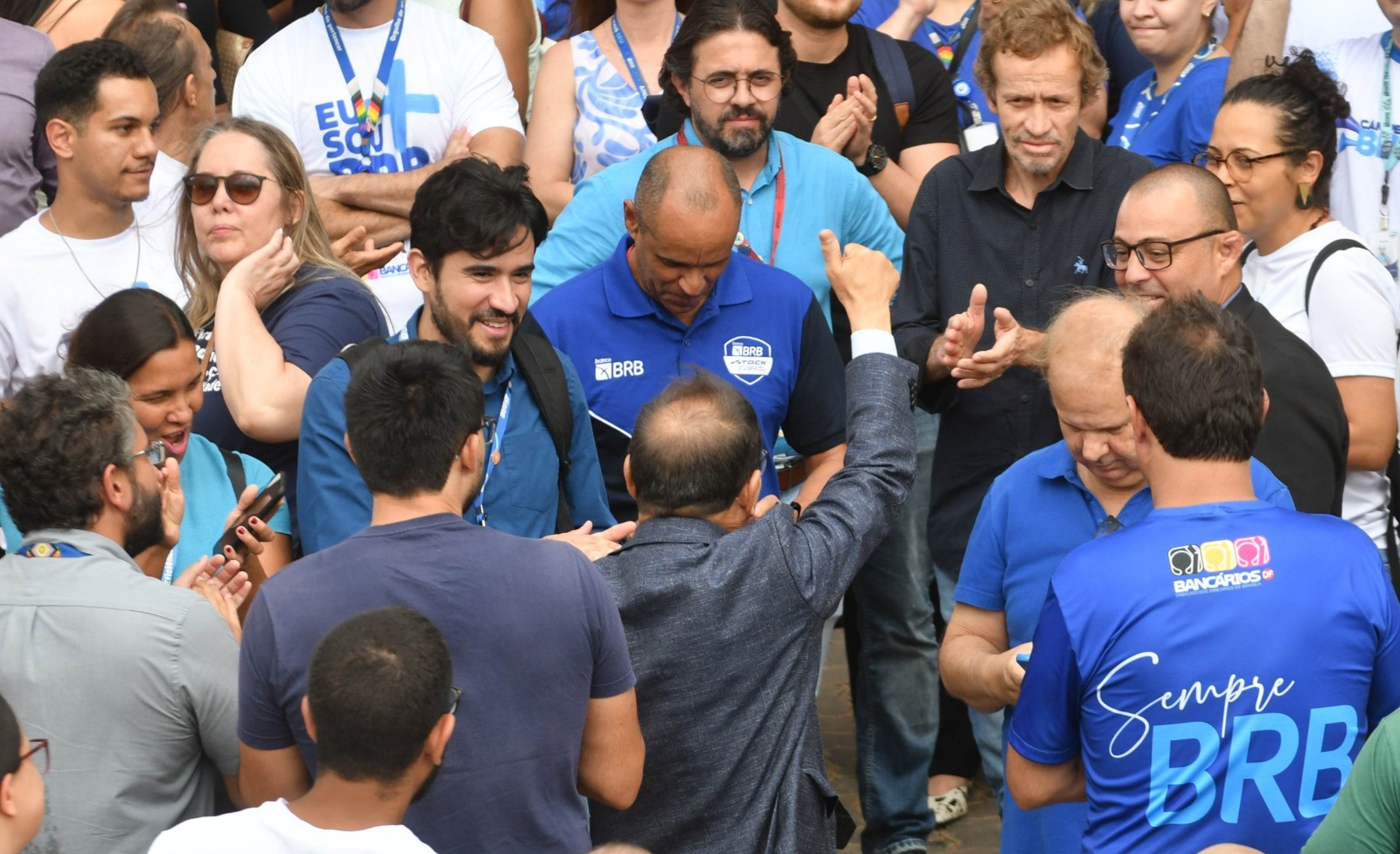 Fucion&aacute;rios do BRB fazem manifesta&ccedil;&atilde;o em frente a C&acirc;mara Legislativa do DF