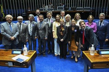  Após a aprovação, por unanimidade, do relatória da senadora Tereza Cristina sobre o acordo de livre-comércio, senadores comemoraram -  (crédito:  Jefferson Rudy/Agência Senado)