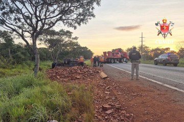 Caminhão capota na BR-251 e motorista morre preso às ferragens -  (crédito: CBMDF/Divulgação)
