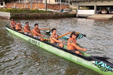 Equipe masculina de canoa havaiana de Brasília chega para a seletiva com o peso da experiência -  (crédito: Paulo Gontijo // CB)