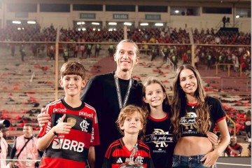 Filipe Luis, sua esposa e seus três filhos após o flamengo conquistar o Tretra da Libertadores -  (crédito: Reprodução/@patricia_buno)