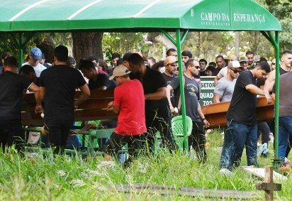  04/03/2026. Credito: Ed Alves/CB/DA Press. Cidades. Despedida de pai e filha mortos após Acidente de trânsito na EPIA. Com a presença do secretário de Segurança Pública do DF, Sandro Avelar -  (crédito:  Ed Alves/CB/DA Press) - 04/03/2026. Credito: Ed Alves/CB/DA Press. Cidades. Despedida de pai e filha mortos após Acidente de trânsito na EPIA. Com a presença do secretário de Segurança Pública do DF, Sandro Avelar -  (crédito:  Ed Alves/CB/DA Press)