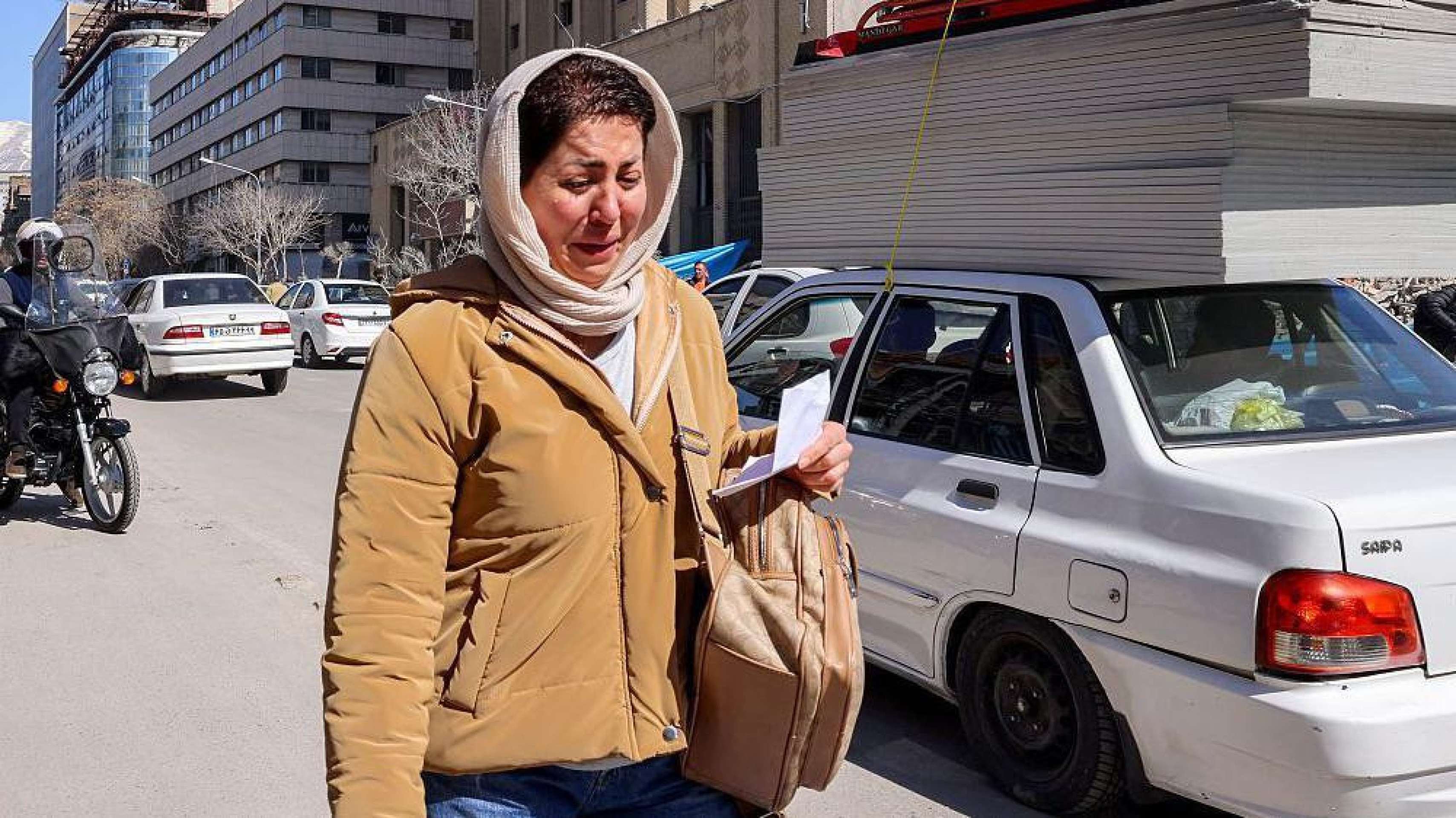 Iranianos observam Teerã de uma colina durante os ataques - (crédito: Getty Images) Iranianos observam Teerã de uma colina durante os ataques - (crédito: Getty Images)
