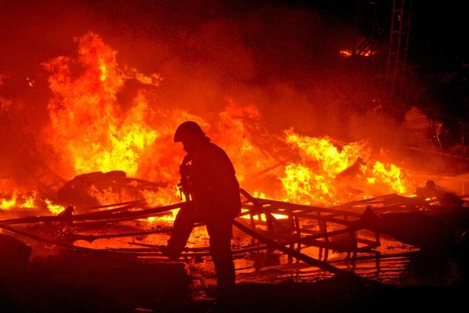 Bombeiros trabalham após bombardeio israelense, em Tyre (Líbano)