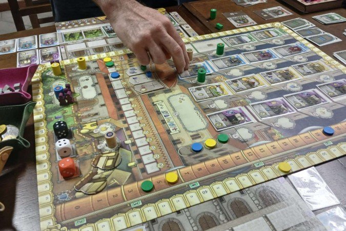 Marcelo acredita que os jogos facilitam interações sociais, criam espaço para conversas antes, durante e depois das partidas e ajudam a quebrar o gelo em novas situações. - (crédito: Arquivo pessoal) Marcelo acredita que os jogos facilitam interações sociais, criam espaço para conversas antes, durante e depois das partidas e ajudam a quebrar o gelo em novas situações. - (crédito: Arquivo pessoal)