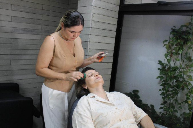 Pele hidratada, acabamento acetinado e correções pontuais são a chave para um acabamento natural na maquiagem 