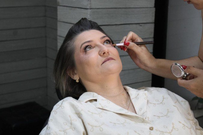 Olhos definidos com suavidade, tons terrosos esfumados e cílios no canto externo para um olhar marcante sem excessos