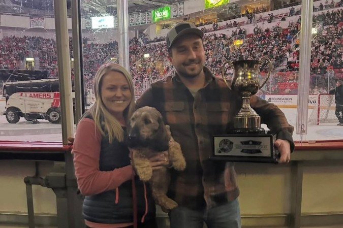 Antes da partida do Green Bay Gamblers, no Resch Center, cães da raça dachshund disputaram prova solidária no gelo, e Louie foi o grande vencedor. - (crédito: Divulgação/gamblershockey) Antes da partida do Green Bay Gamblers, no Resch Center, cães da raça dachshund disputaram prova solidária no gelo, e Louie foi o grande vencedor. - (crédito: Divulgação/gamblershockey)