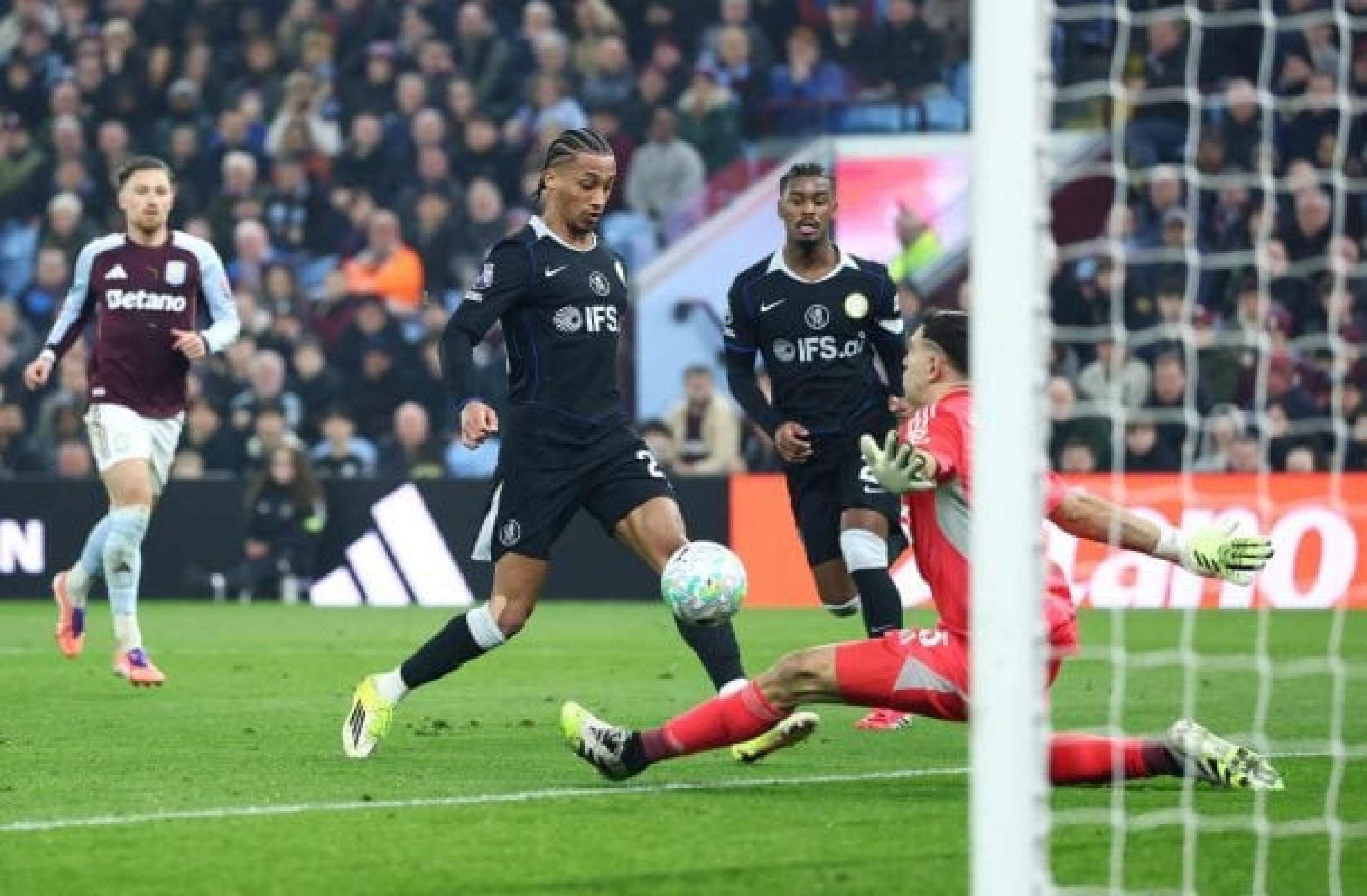 João Pedro faz hat-trick e rege goleada do Chelsea sobre o Aston Villa