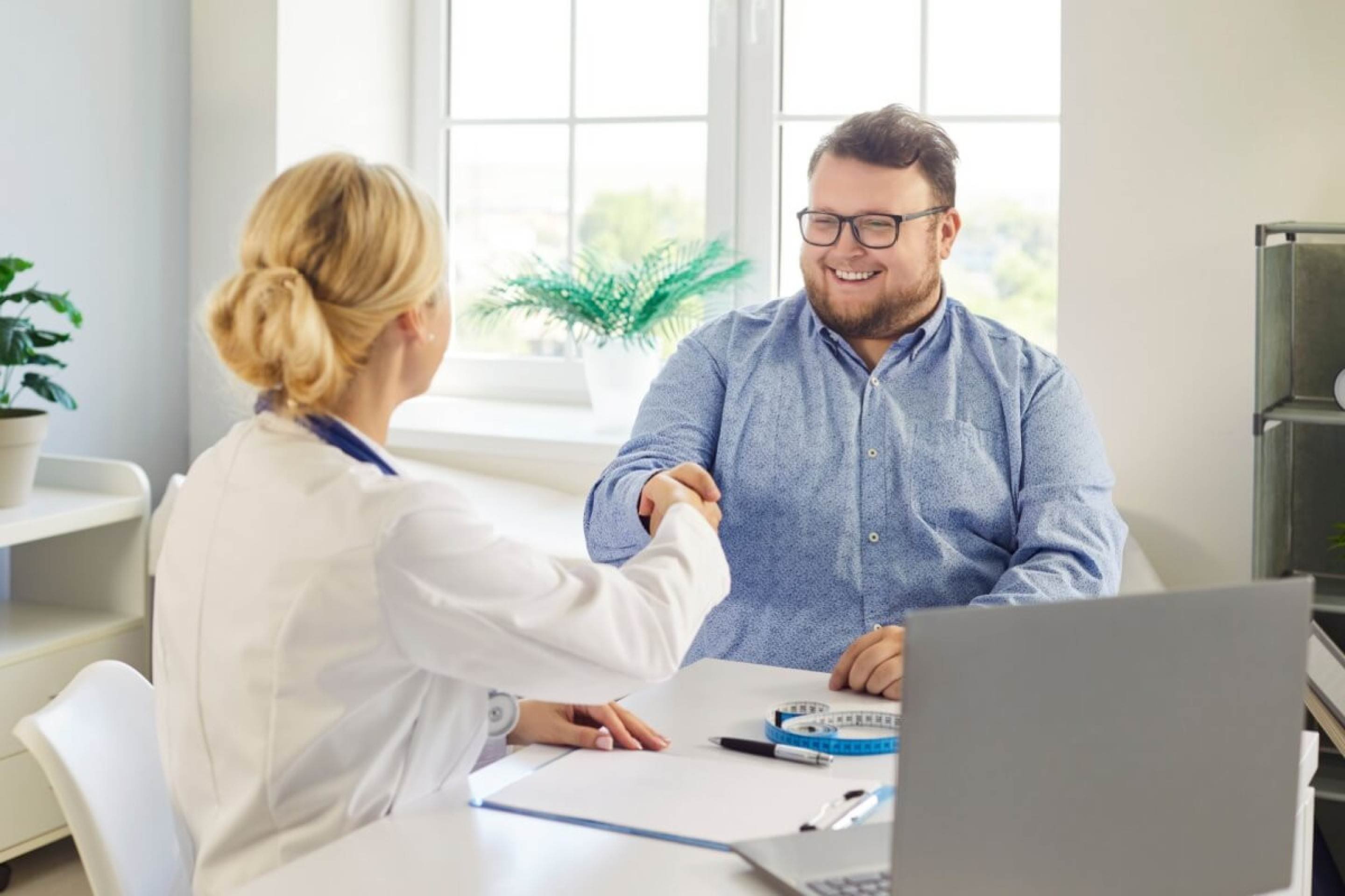 Influenciada por fatores hormonais, genéticos, emocionais e socioeconômicos, a obesidade é uma doença crônica que precisa de acompanhamento profissional (Imagem: Studio Romantic | Shutterstock) - (crédito: EdiCase) Influenciada por fatores hormonais, genéticos, emocionais e socioeconômicos, a obesidade é uma doença crônica que precisa de acompanhamento profissional (Imagem: Studio Romantic | Shutterstock) - (crédito: EdiCase)