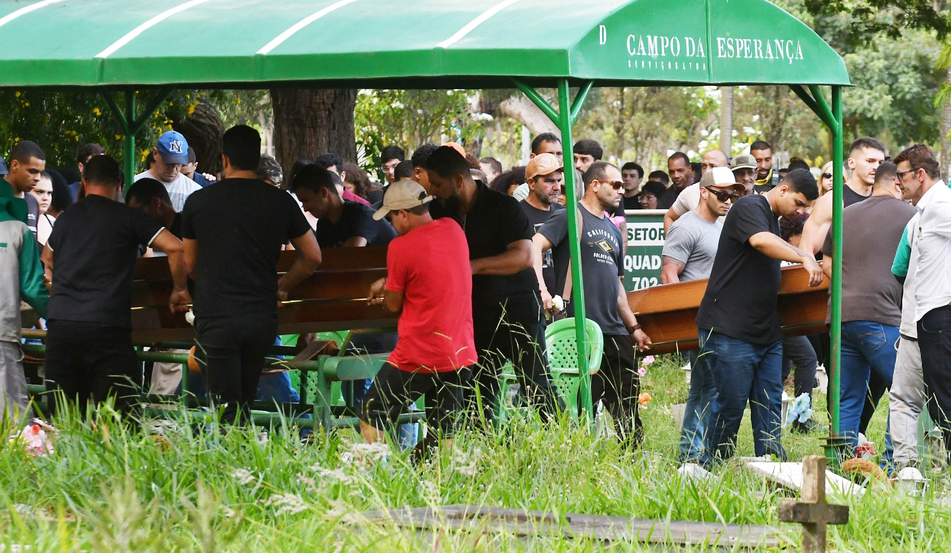 Emoção no adeus a pai e filha mortos em acidente: 