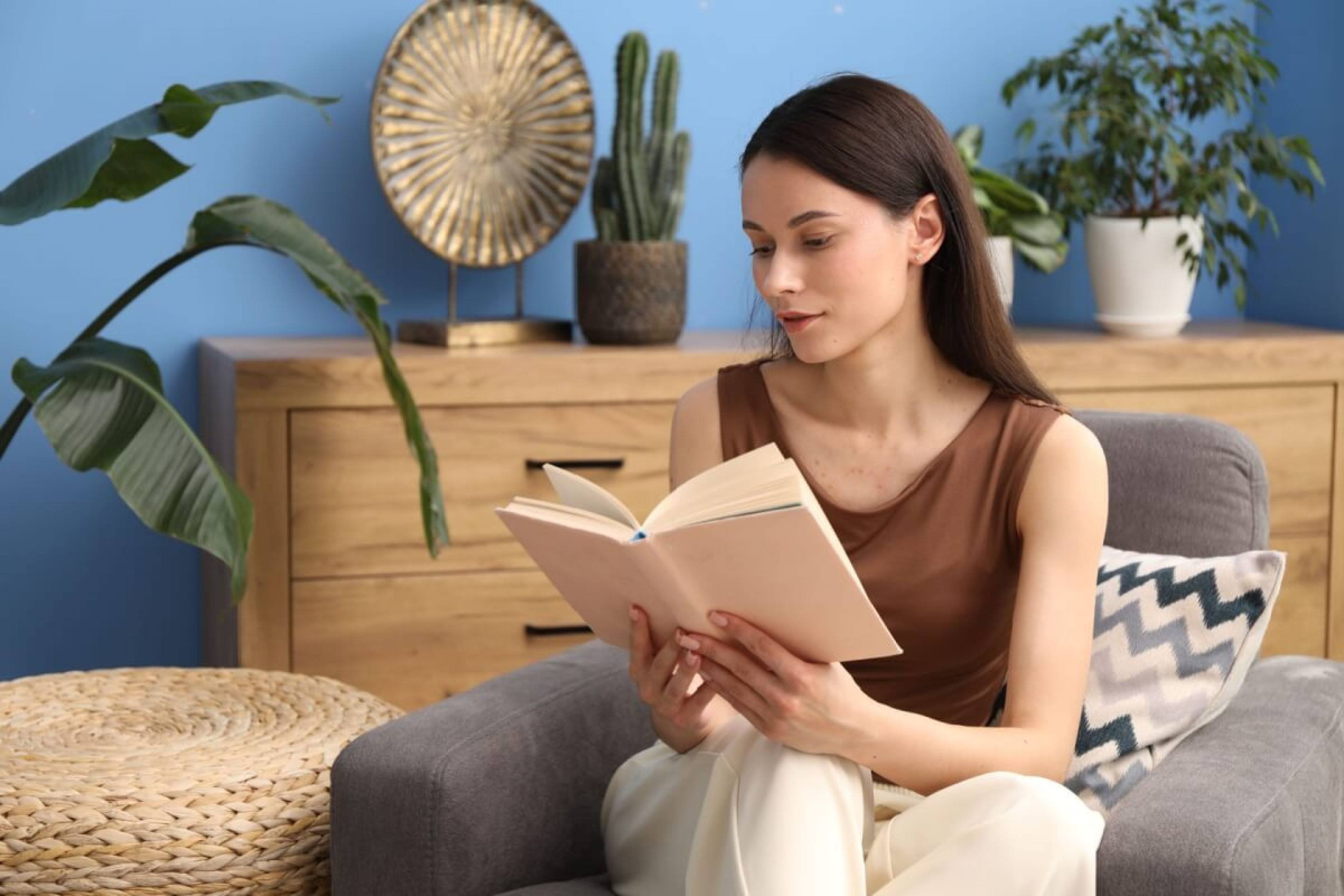 Ler estimula a reflexão e se transforma em um gesto de autocuidado (Imagem: New Africa | Shutterstock) - (crédito: EdiCase) Ler estimula a reflexão e se transforma em um gesto de autocuidado (Imagem: New Africa | Shutterstock) - (crédito: EdiCase)