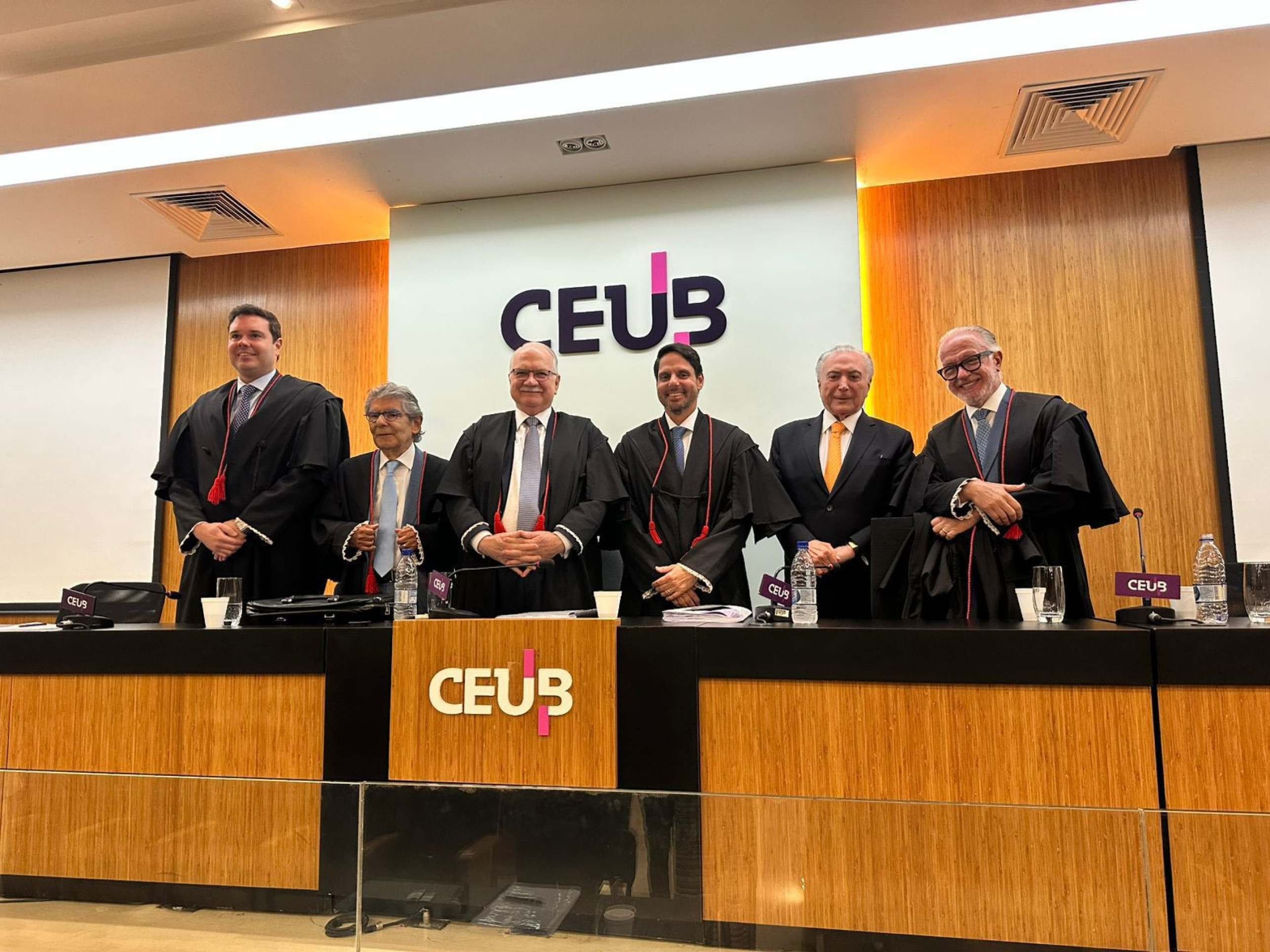  Eixo Capital. O advogado Guilherme Veiga apresentou a tese de doutorado no Ceub com uma banca de peso. Participaram o ministro Edson Fachin (orientador), o ex-presidente Michel Temer, o ministro aposentado Carlos Ayres Britto e os professores Luiz Rodrigues Wambier e Bruno Buonicore.