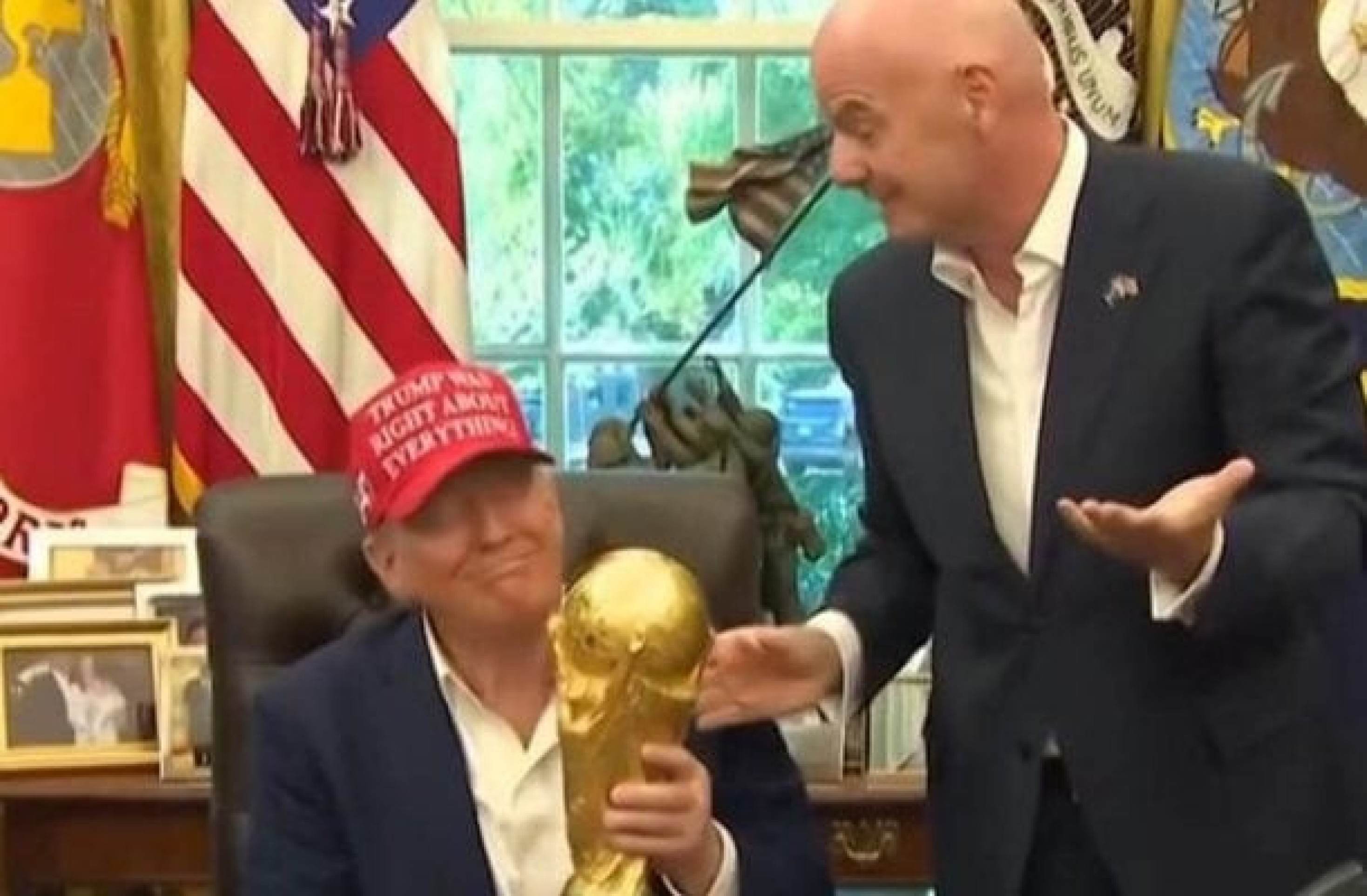 Presidente americano Donald Trump segura a taça da Copa do Mundo ao lado de Gianni Infantino, presidente da Fifa -  (crédito: Reprodução de Vídeo)