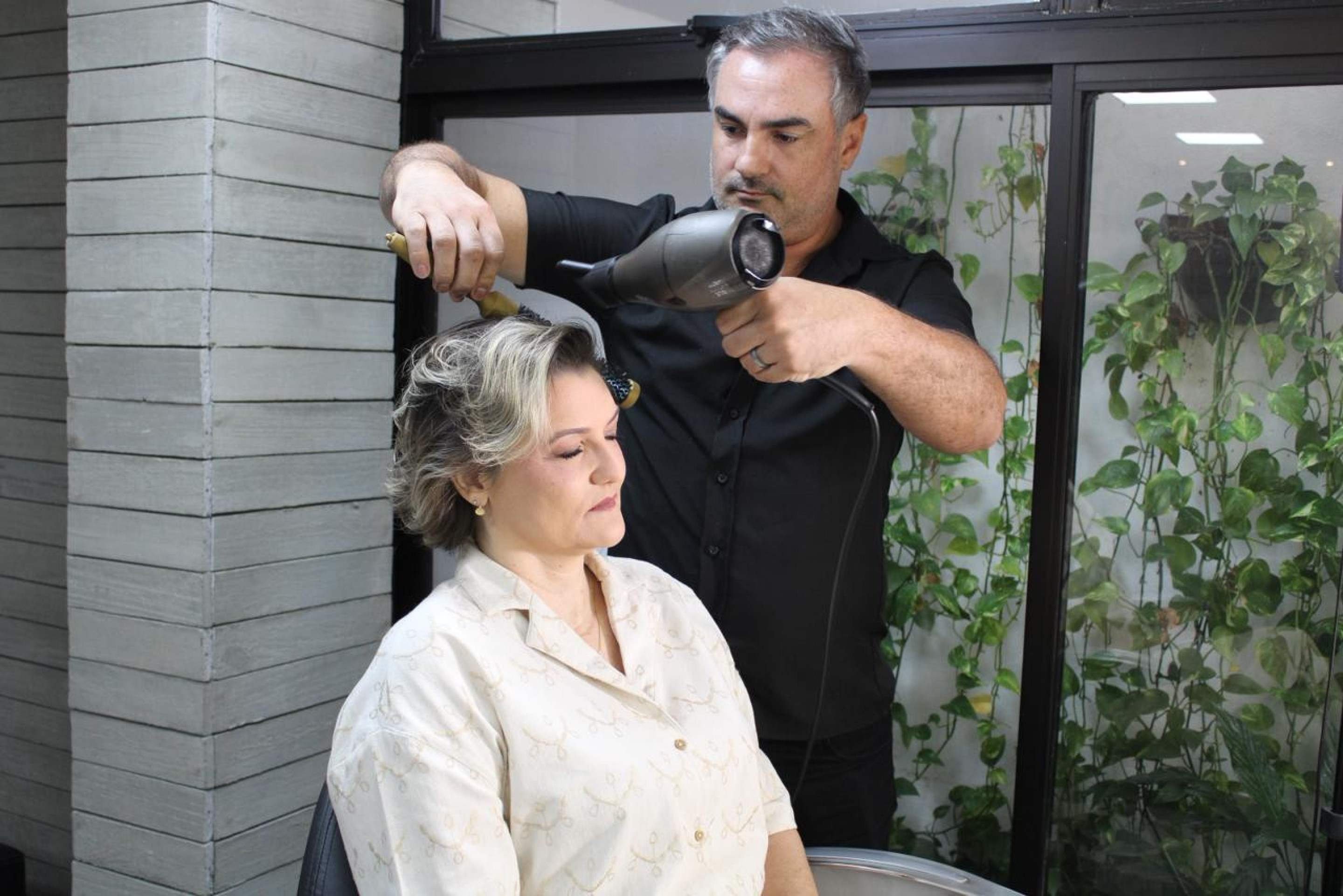 Volume sutil e movimento na medida certa para um cabelo que acompanha a rotina sem perder eleg&acirc;ncia