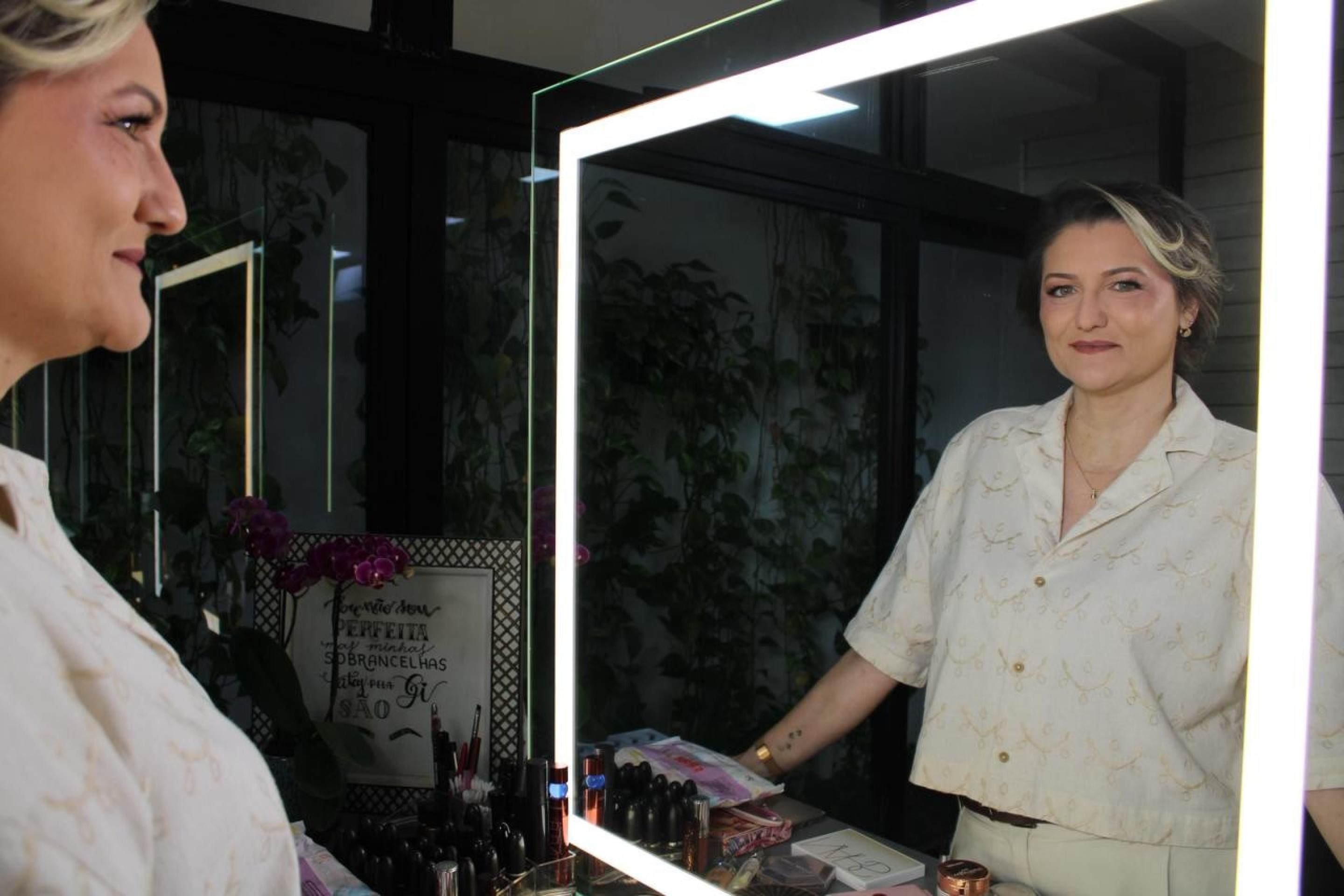 Camadas leves, textura natural e pontos de luz estrat&eacute;gicos revelam uma beleza que n&atilde;o apaga hist&oacute;rias, ilumina viv&ecirc;ncias