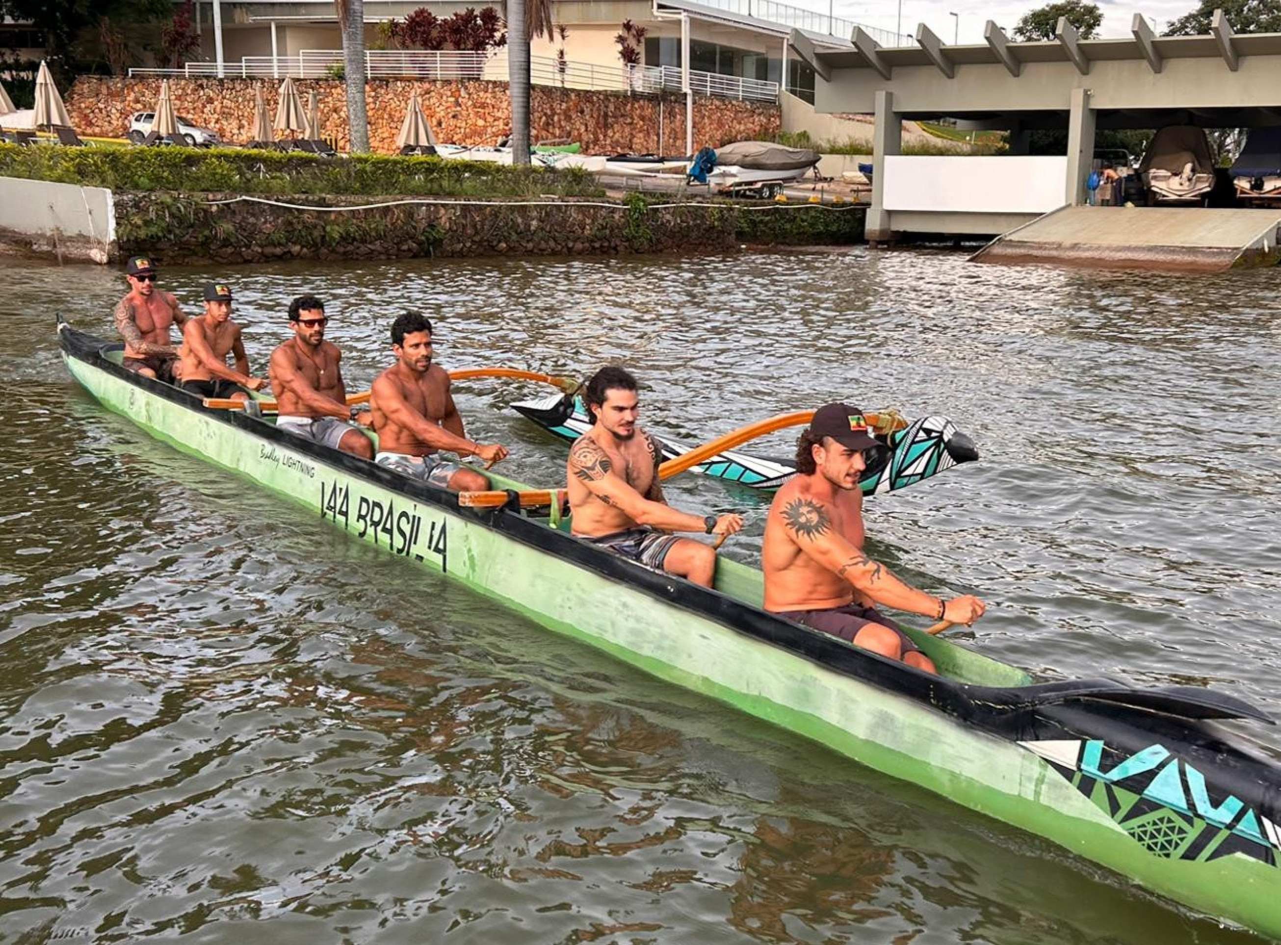 Equipe masculina de canoa havaiana de Bras&iacute;lia chega para a seletiva com o peso da experi&ecirc;ncia