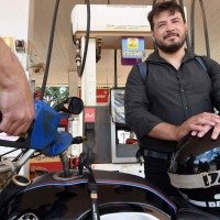 Bruno Oliveira foi abastecer no SIG e teve de pagar mais caro -  (crédito: Fotos: Marcelo Ferreira/CB/D.A Press)