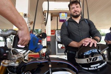 Bruno Oliveira foi abastecer no SIG e teve de pagar mais caro -  (crédito: Fotos: Marcelo Ferreira/CB/D.A Press)