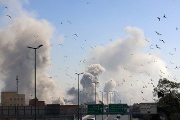 Colunas de fumaça se erguem após bombardeio israelense a Teerã: anúncio de nova fase e promessa de 'surpresas'  -  (crédito: Atta Kenare/AFP)