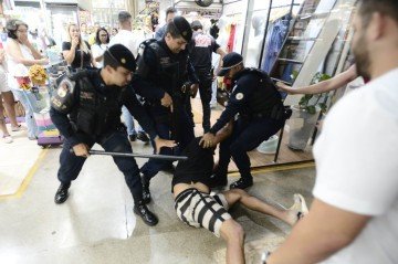 Homem estaria bêbado e estava atrás de uma mulher -  (crédito: Minervino Júnior/CB)