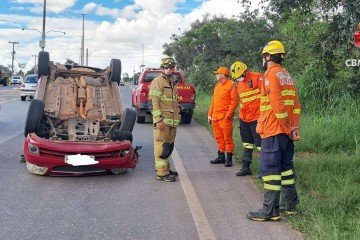 Chevrolet Agile capotou ap&oacute;s uma colis&atilde;o contra um BYD Dolphin Mini -  (crédito: Divulga&ccedil;&atilde;o/CBMDF)
