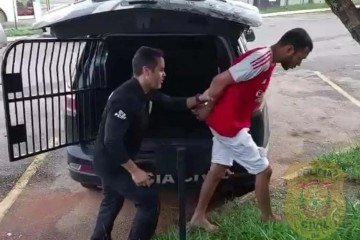 Dupla tenta fugir, joga drogas por muro, mas acaba detida pela PCDF -  (crédito: Divulgação / PCDF)