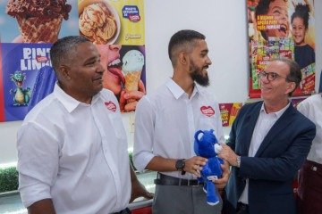 Á direita, Décio Lima, presidente do Sebrae Nacional, ao lado dos empreendedores Eduardo Deambrosio e Cláudio Luís de Barros -  (crédito: Maicon Felipe/Sebrae)