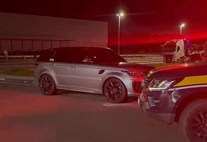Carro estava proibido de circular e estava com documentação atrasada -  (crédito: Divulgação/PRF) -Carro estava proibido de circular e estava com documentação atrasada -  (crédito: Divulgação/PRF)