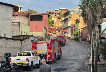 A rua foi interditada para o trabalho das equipes de resgate -  (crédito: Wellington Barbosa/EM/d.A. Press)