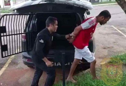 Dupla tenta fugir, joga drogas por muro, mas acaba detida pela PCDF -  (crédito: Divulgação / PCDF) -Dupla tenta fugir, joga drogas por muro, mas acaba detida pela PCDF -  (crédito: Divulgação / PCDF)