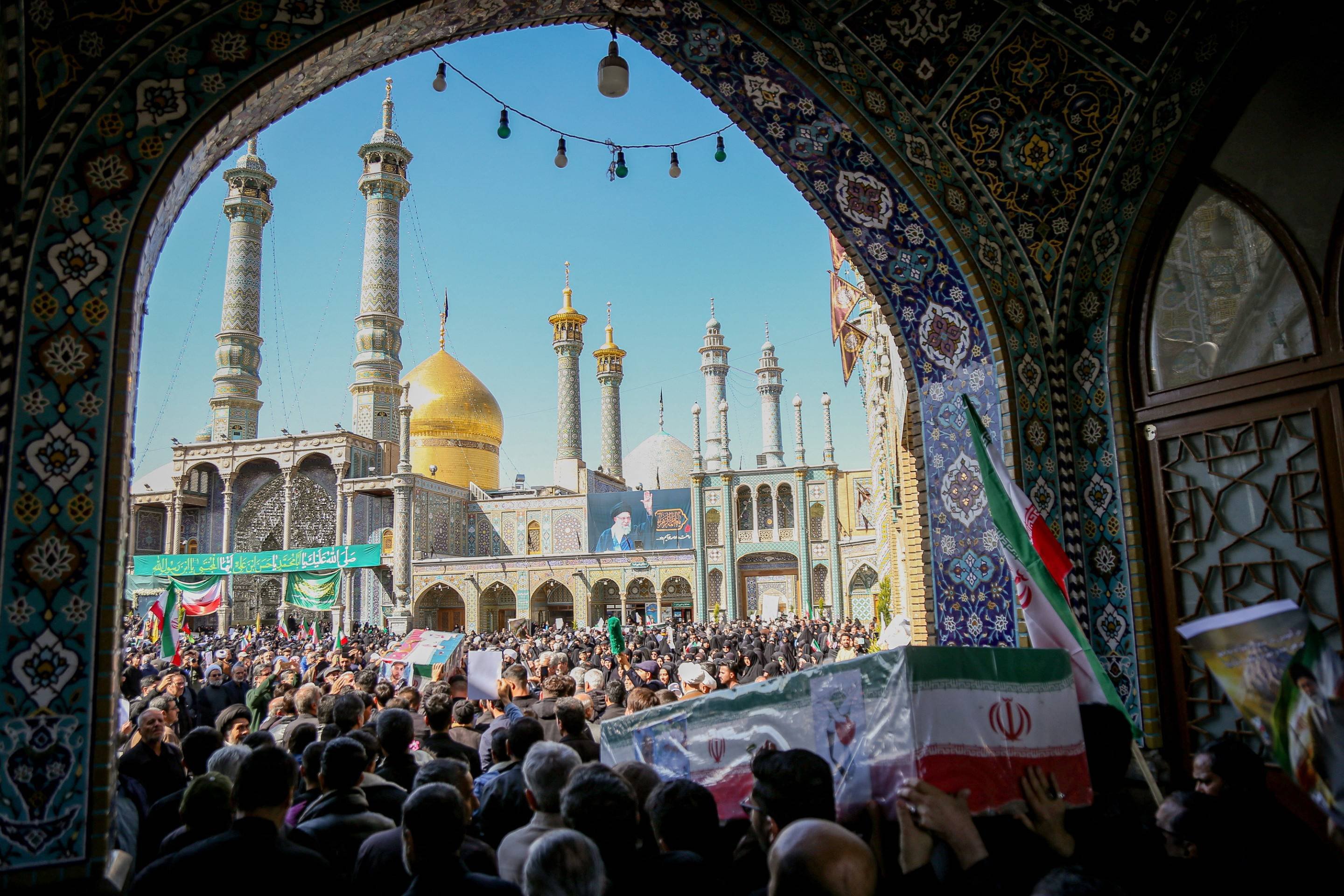 Moradores de Qom participam de funeral de mortos em bombardeios americanos e israelenses 