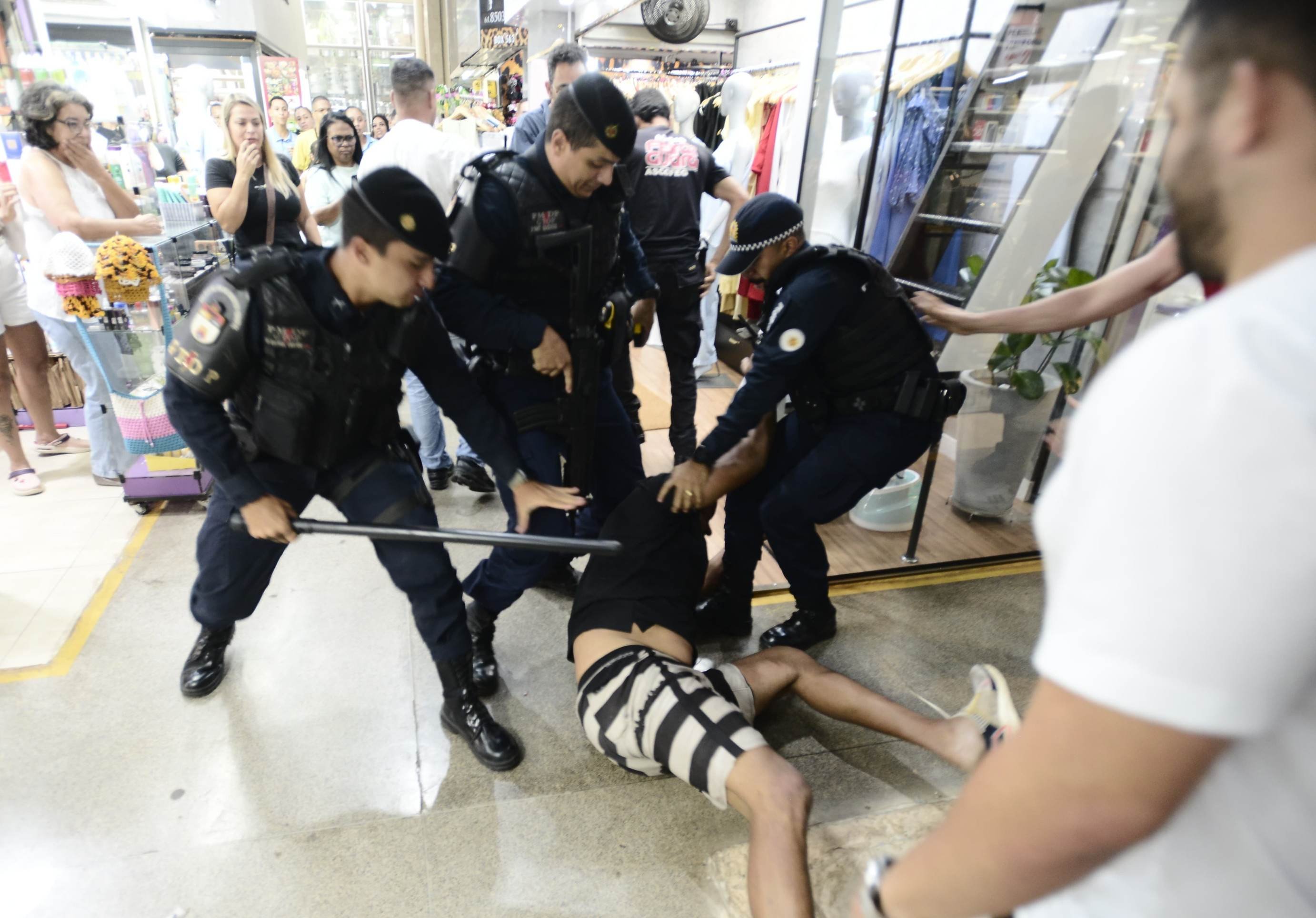 Homem é detido após confusão na Feira do Guará