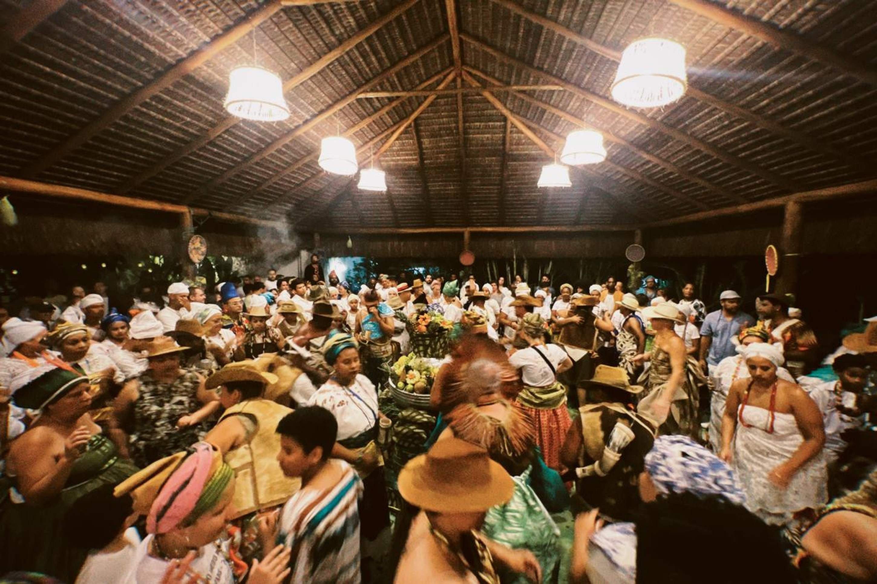 O fot&oacute;grafo Luan Brasil capta pelas lentes do celular a ess&ecirc;ncia dos ritos dos terreiros de religi&otilde;es de matriz africana