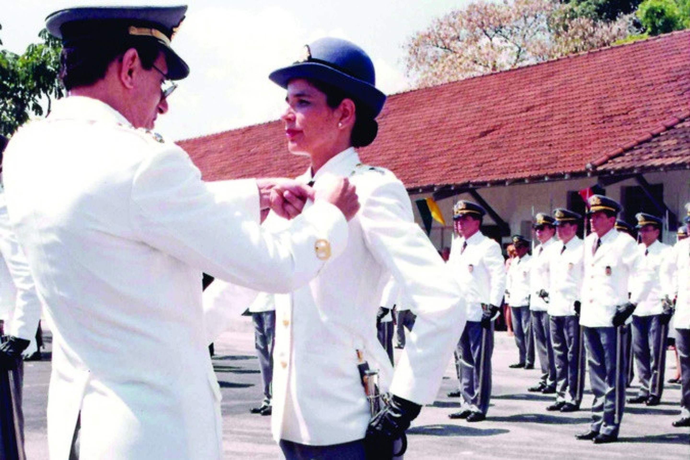 Formatura no curso de oficiais na Escola de Sa&uacute;de, em 1998